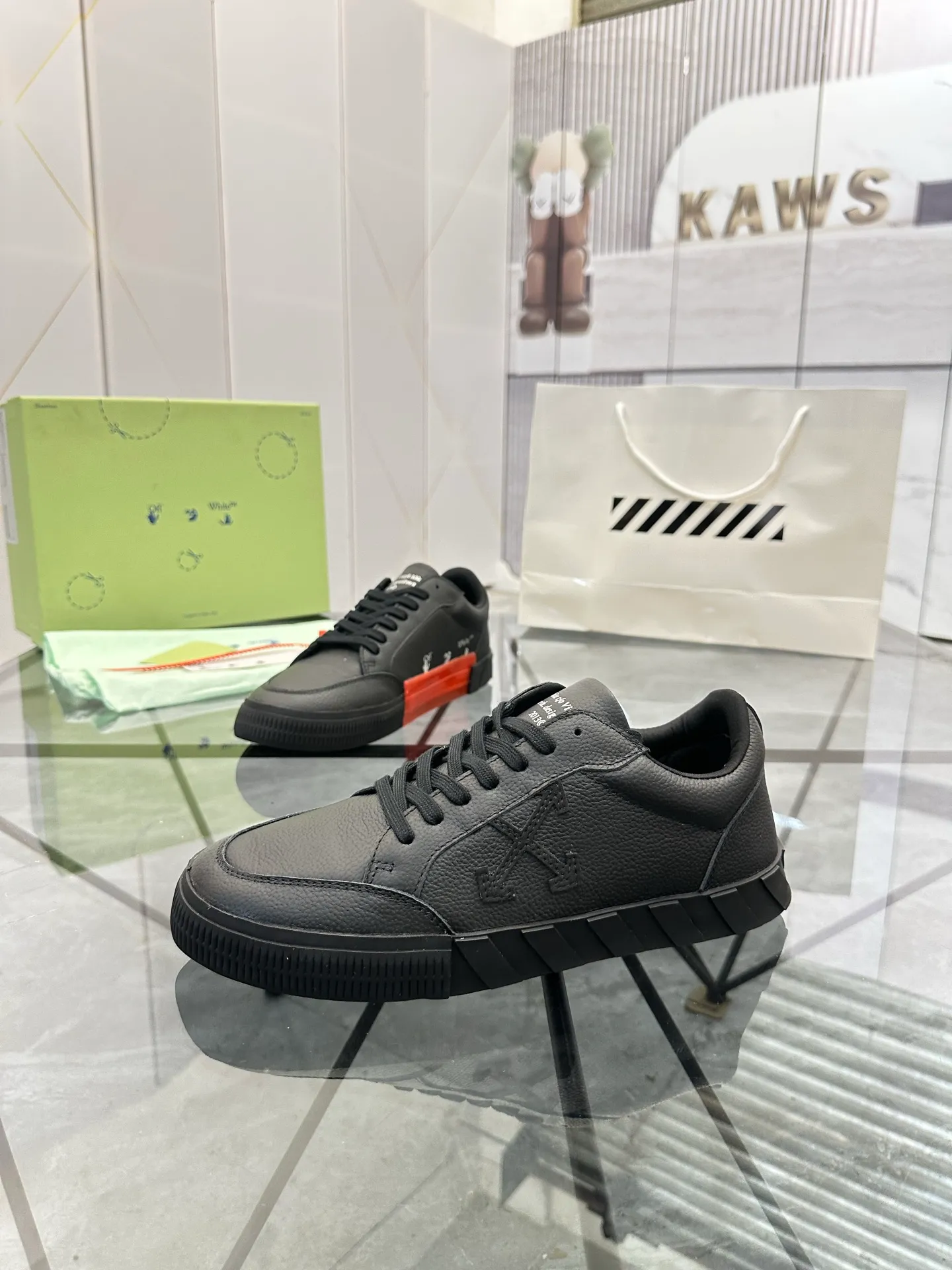 Selling men's shoes 💰: 💰P440¥ Product trademark: OFF WHITE *"OFF WHITE*" low-top casual shoes Regular size: 35-45 (can be customized to 46) Couple style Product material: imported cowhide upper, breathable lining, original outsole. No.: H203